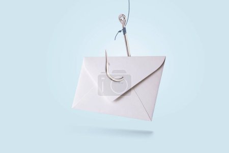Papierpostbrief mit Metallhaken auf blauem Pastellgrund, Konzept. Phishing und Hackerangriff per E-Mail, kreative Idee. Hacker und Spam-Mails. Datendiebstahl. Falle und Täuschung