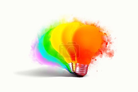 Kreative regenbogenfarbene Glühbirnen mit Spritzern, kreative Idee. Rot, orange, gelb, grün, blau und lila Glühbirnen explodieren in Spritzer, Konzept. Denken Sie anders. Energieeinsparung