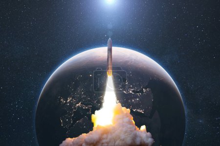 El cohete espacial despega hacia el cosmos con humo y explosión sobre un fondo del planeta azul tierra. Nave espacial vuela en el espacio con un cielo estrellado cerca del planeta. Inicio exitoso de la misión