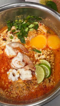 Jeh O Chula, restaurant étoilé michelin à Bangkok, Thaïlande. Tom Yum célèbre ou Tom Yam, soupe aigre thaïlandaise aux crevettes