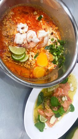 Jeh O Chula, restaurante estrella michelin en Bangkok, Tailandia. famoso tom yum o tom yam, sopa agria tailandesa con camarones