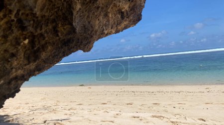 Foto de Roca de acantilado junto al océano con hermosa playa de arena - Imagen libre de derechos