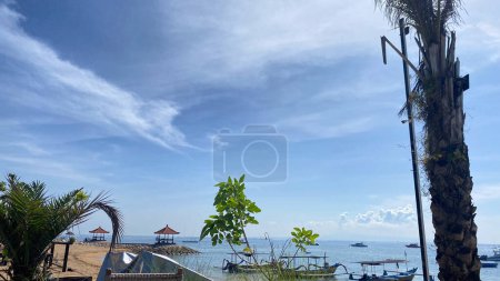 Foto de Banco con cielo azul y playa con vista al mar en el fondo - Imagen libre de derechos