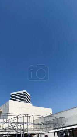  Baulandschaft mit blauem Himmel und einem weißen Gebäude leer Kopie für den Weltraum