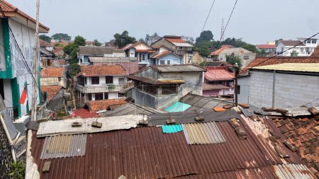 una vista de una ciudad pobre desde arriba en Asia con techo de casas, mal saneamiento ambiental, zona residencial densamente poblada