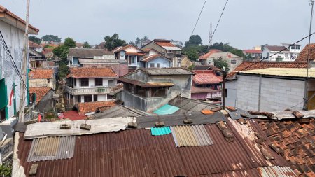 Blick von oben auf eine Slumstadt in Asien mit Hausdach, schlechter Umwelthygiene, dicht besiedeltem Wohngebiet