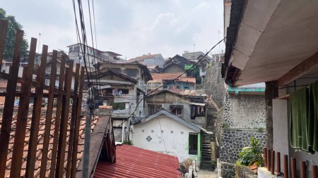 una vista de una ciudad pobre desde arriba en Asia con techo de casas, mal saneamiento ambiental, zona residencial densamente poblada