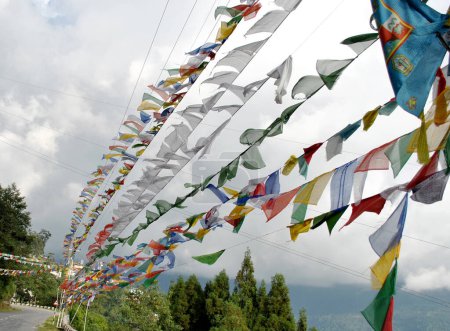 Téléchargez les photos : Des drapeaux de prière colorés flottent dans les airs et regardent fascinant Ganesh Tok à Gangtok, Sikkim, Inde. Le Sikkim est un état bouddhiste reconnu où les drapeaux de prière et les monastères se trouvent partout.. - en image libre de droit
