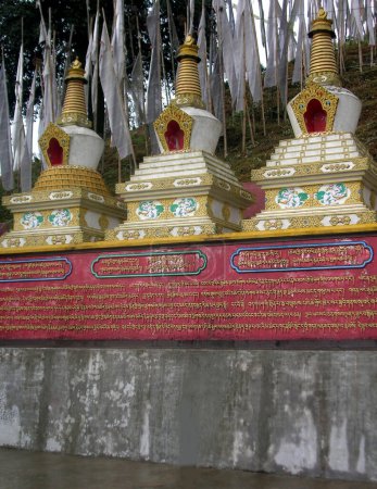 Foto de El conjunto de estupas budistas con mantras escritos a continuación, construir las premisas del monasterio mirada fascinante en Lava en Kalimpong. La lava es uno de los destinos turísticos más populares del norte de Bengala. - Imagen libre de derechos