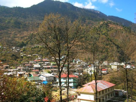 Téléchargez les photos : Vue panoramique de la ville de Lachen située à 9000 pieds d'altitude dans le nord du Sikkim, en Inde. L'endroit est isolé mais a une beauté naturelle et c'est la destination touristique la plus populaire au Sikkim, en Inde. - en image libre de droit
