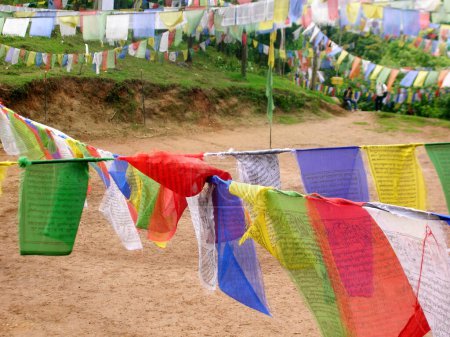 Las coloridas banderas de oración que ondean en el hilo se ven fascinantes en las instalaciones del Monasterio Rumtek en Gangtok. El budismo es la religión clave en Sikkim y se identifica como un estado budista popular en la India.  