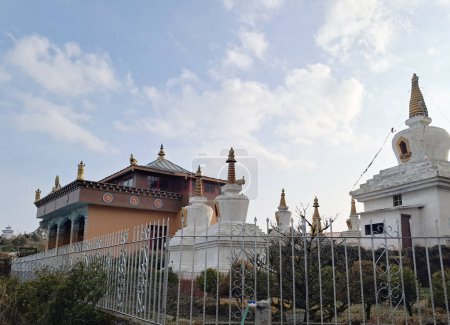 Téléchargez les photos : Une vue en silhouette de 8 stupas bouddhistes au crépuscule semble hypnotisée à Megma au Népal. Les 8 stupas signifient, qui expriment parfaitement la nature de l'esprit. Il symbolise le corps, la parole et l'esprit sont inséparables. - en image libre de droit