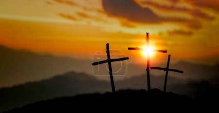 Crucifixión de Jesucristo - Cruz al atardecer. El concepto de la resurrección de Jesús en el cristianismo. Crucifixión en las colinas del Calvario o del Gólgota en la sagrada Biblia.