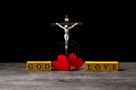El corazón rojo en el libro sagrado de la Biblia es el símbolo del amor de Dios. El Dios da amor a todas las personas. Podemos ver o encontrar la Biblia en la iglesia. La Biblia es la religión en el cristianismo. Dos corazones en la página.