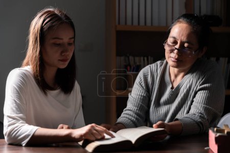 Foto de Grupo de diferentes mujeres orando juntas, Cristianos y concepto de estudio de la Biblia. - Imagen libre de derechos