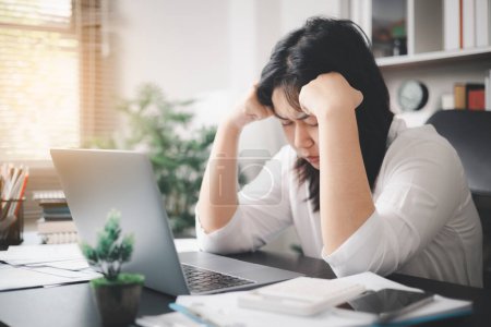 Gestresste Geschäftsfrau, die mit dem Druck der Arbeit und dem Gewicht der Depression zurechtkommt, kämpft im Büro, fühlt sich schläfrig und von den Anforderungen ihres Jobs überfordert.