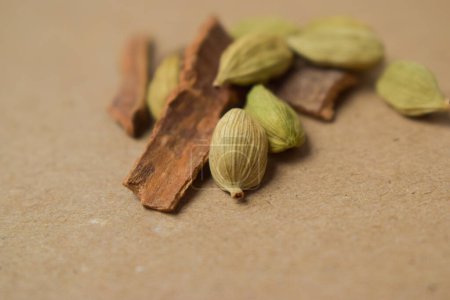Foto de Garam Masala Indian Spice Mix, semillas de cardamomo, semillas de canela y comino aisladas sobre fondo amarillo - Imagen libre de derechos