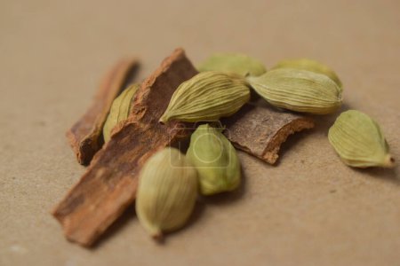 Foto de Garam Masala Indian Spice Mix, semillas de cardamomo, semillas de canela y comino aisladas sobre fondo amarillo - Imagen libre de derechos