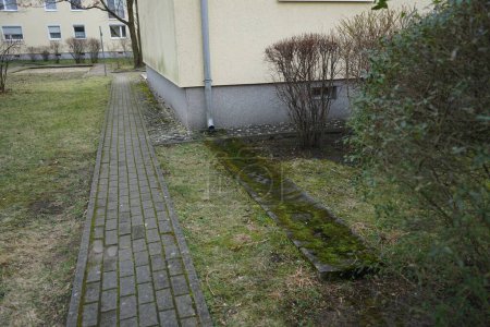 Foto de El drenaje de agua de lluvia de la tubería de agua de un edificio de apartamentos en el jardín. Berlín, Alemania - Imagen libre de derechos
