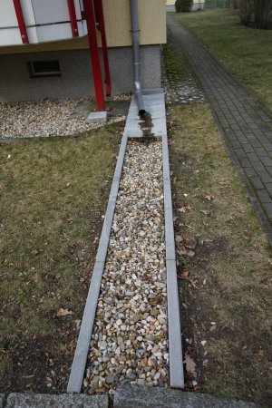 Foto de El drenaje de agua de lluvia de la tubería de agua de un edificio de apartamentos en el jardín. Berlín, Alemania - Imagen libre de derechos