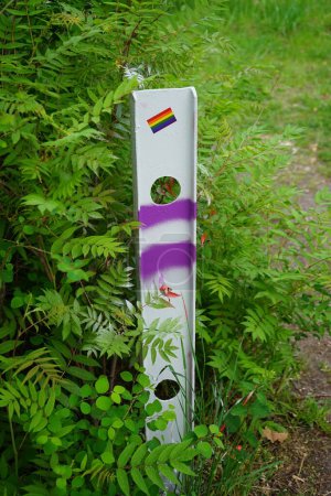 Foto de Boundary post on the road with the flag of the LGBT community. The rainbow flag is a symbol of lesbian, gay, bisexual, transgender LGBT and queer pride and LGBT social movements. Berlin, Germany - Imagen libre de derechos
