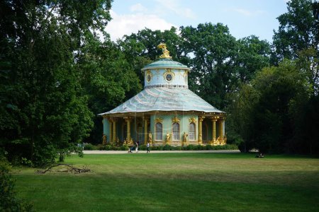 Foto de La Casa China es un pabellón de jardín en el Parque Sanssouci. El arquitecto del jardín fue Johann Gottfried Buering, quien entre 1755 y 1764 diseñó el pabellón en el entonces popular estilo de Chinoiserie. Potsdam, Alemania - Imagen libre de derechos