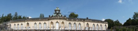 Foto de Foto panorama. La Galería de Imágenes en el Parque Sanssouci de Potsdam fue construida en 175564 durante el reinado de Federico II de Prusia bajo la supervisión de Johann Gottfried Buering. Potsdam, Alemania - Imagen libre de derechos