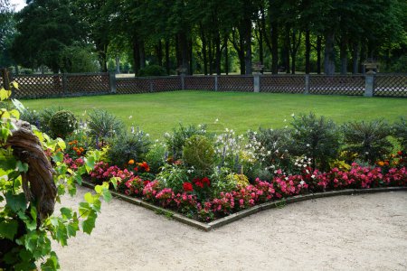 Foto de Camas de flores en flor decoran el Parque Sanssouci en julio. Sanssouci Park es un gran parque que rodea el Palacio de Sanssouci, construido bajo Federico el Grande a mediados de 1700. Potsdam, Alemania - Imagen libre de derechos