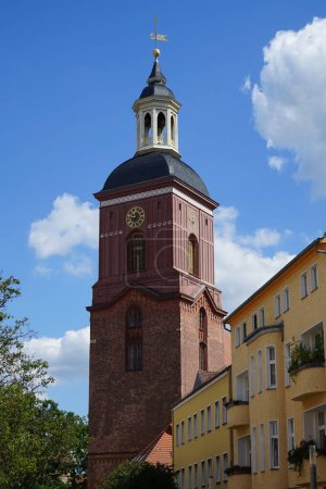 Téléchargez les photos : L'église protestante Saint-Nicolas est située sur la place de la Réforme dans la vieille ville de Spandau. Il a été construit au 14ème siècle. Berlin, Allemagne - en image libre de droit