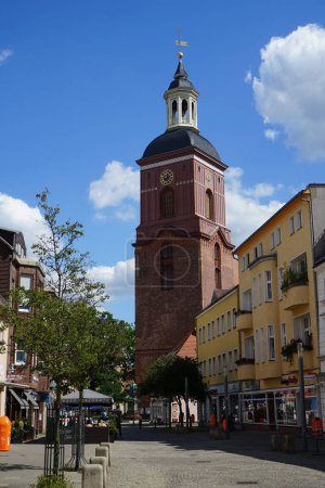 Téléchargez les photos : L'église protestante Saint-Nicolas est située sur la place de la Réforme dans la vieille ville de Spandau. Il a été construit au 14ème siècle. Berlin, Allemagne - en image libre de droit