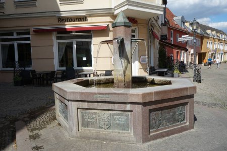 Téléchargez les photos : La fontaine de partenariat est située dans la partie nord de la vieille ville de Spandau, à quelques mètres de la place de la Réforme. Berlin, Allemagne - en image libre de droit