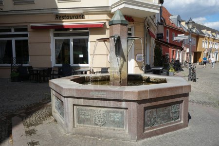 Téléchargez les photos : La fontaine de partenariat est située dans la partie nord de la vieille ville de Spandau, à quelques mètres de la place de la Réforme. Berlin, Allemagne - en image libre de droit