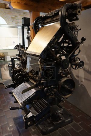 Foto de Berlín, Spandau, Alemania - 7 de agosto de 2022: En la fortaleza de la ciudadela de Spandau se exhibe una antigua máquina tipográfica "Linotype" para imprimir. - Imagen libre de derechos