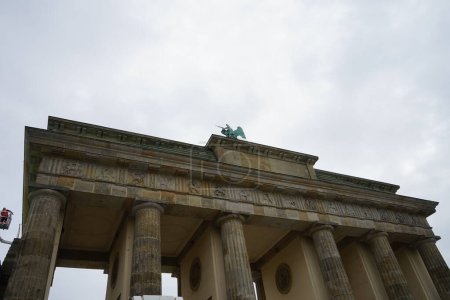 Foto de La Puerta de Brandeburgo, en alemán: Brandenburger Tor, es un monumento neoclásico del siglo XVIII en Berlín.. - Imagen libre de derechos