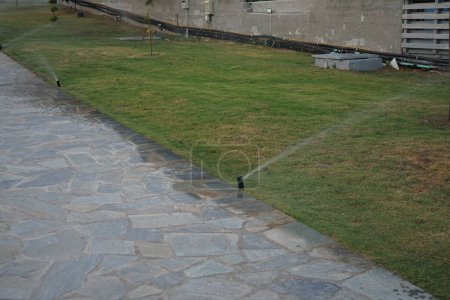Bewässerungssystem in heißen Klimazonen. Bewässerung, Bewässerung, ist die Praxis, kontrollierte Wassermengen auf Land zu geben, um den Anbau von Feldfrüchten, Landschaftspflanzen und Rasenflächen zu unterstützen. Pefki, Insel Rhodos, Griechenland 