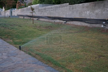 Système d'irrigation dans les climats chauds. L'irrigation, l'arrosage, est la pratique consistant à appliquer des quantités contrôlées d'eau sur les terres pour aider à cultiver des cultures, des plantes paysagères et des pelouses. Pefki, île de Rhodes, Grèce 