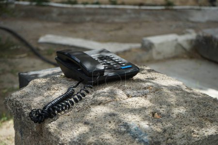 Téléchargez les photos : Un téléphone câblé avec boutons se trouve sur un pilier de pierre dans la rue à Lardos. Lardos est un village grec sur le ruisseau Lardos, situé dans la partie orientale de l'île de Rhodes, dans la région de la mer Égée du Sud, en Grèce - en image libre de droit