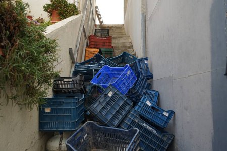 Plastikboxen für Gemüse und Obst stapeln sich im August auf einer Außentreppe in Lardos auf der Insel Rhodos in der südlichen Ägäis, Griechenland 