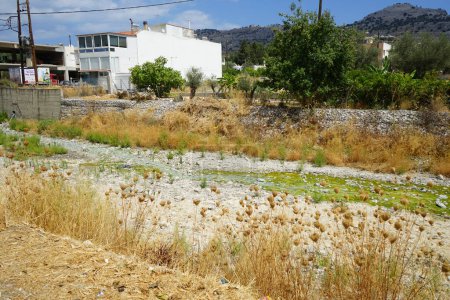 Blick auf das flache Flussbett Fonias in Lardos im August. Lardos ist ein griechisches Dorf am Lardos-Fluss, auch Fonias genannt, im östlichen Teil der Insel Rhodos, Griechenland 