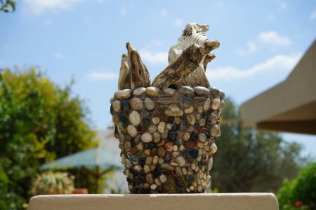 Un jarrón decorativo con ramas secas adorna la puerta del jardín en Lardos Village. Lardos es un pueblo griego en la parte oriental de la isla de Rodas, región del Egeo Meridional, Grecia..