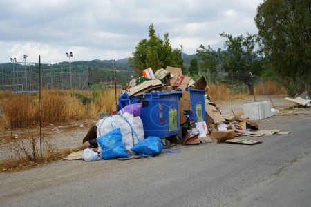 Müll liegt in der Nähe von Mülltonnen auf der Straße in Lardos, Insel Rhodos, Südägäis, Griechenland