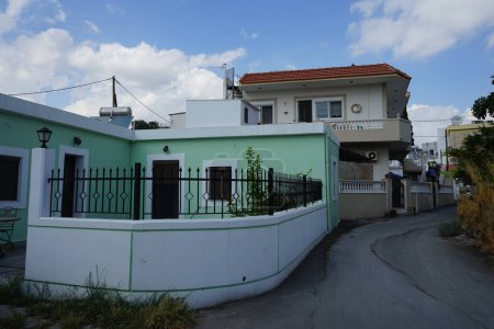 Auf dem Dach in Lardos ist ein umweltfreundlicher solarer Warmwasserspeicher installiert. Lardos ist ein griechisches Dorf im östlichen Teil der Insel Rhodos, in der südlichen Ägäis, Griechenland 