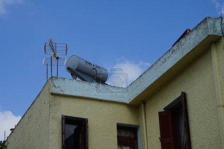 Auf dem Dach in Lardos ist ein umweltfreundlicher solarer Warmwasserspeicher installiert. Lardos ist ein griechisches Dorf im östlichen Teil der Insel Rhodos, in der südlichen Ägäis, Griechenland 