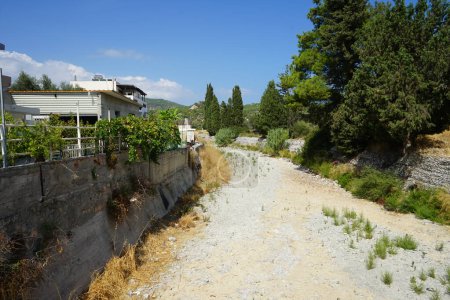 Vista del lecho poco profundo del río Fonias en Lardos en agosto. Lardos es un pueblo griego en el arroyo de Lardos, también llamado Fonias, ubicado en la parte oriental de la isla de Rodas, Grecia. 