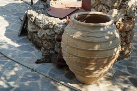 Un vieux puits en pierre pour l'eau avec un seau et des cruches est situé près de l'Epar. Bizarre. Route Lardou-Lindou à Lardos, île de Rhodes, région sud de la mer Égée, Grèce 