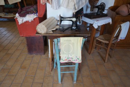 Lardos, südliche Ägäis, Griechenland - 29. August 2022: Eine antike Nähmaschine steht im Folklore-Museum von Lardos auf der Insel Rhodos. 