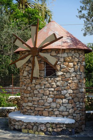 Die dekorative Windmühle befindet sich in der Nähe des Epar. Od. Lardou-Lindou-Straße in Lardos, Insel Rhodos, Südägäis, Griechenland