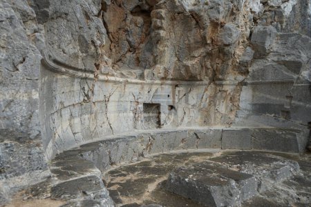 Das bekannte Relief eines rhodischen Stammes, eines Kriegsschiffs, das am Fuße der Stufen zur Akropolis in den Felsen gehauen wurde. Das Relief stammt aus der Zeit um 180 v. Chr.. Lindos, Insel Rhodos, Dodekanes, Griechenland