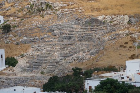 Das antike griechische Theater von Lindos gilt als das bedeutendste monumentale Gebäude in der Unterstadt von Lindos. Der Bau des Theaters geht auf das 4. Jahrhundert v. Chr. zurück. Insel Rhodos, Dodekanes, Griechenland