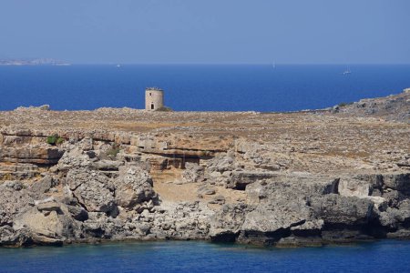 Vista del antiguo molino de viento en la costa de Lindos en agosto. Lindos es un sitio arqueológico, un pueblo pesquero y un antiguo municipio en la isla de Rodas, en el Dodecaneso, Grecia..  